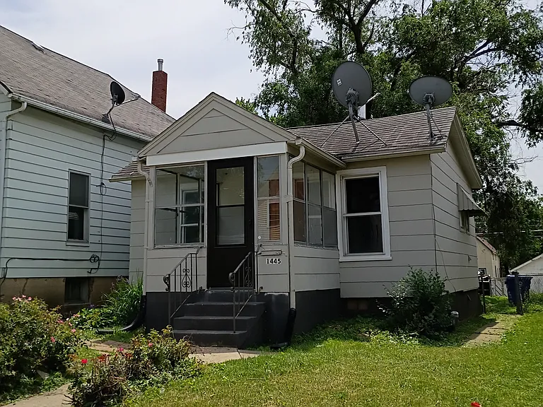 1445 W 7th St — Photo 1