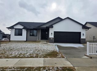 6177 Glenwood Dr, Marion, IA 52302