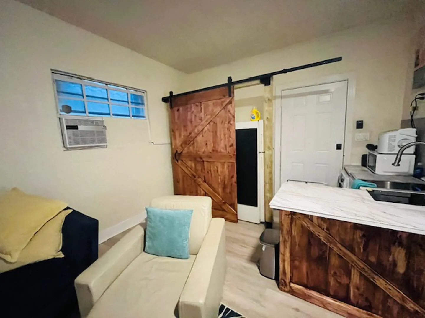 Private Suite w/Pool access close to Holy Cross and Las Olas — Photo 2