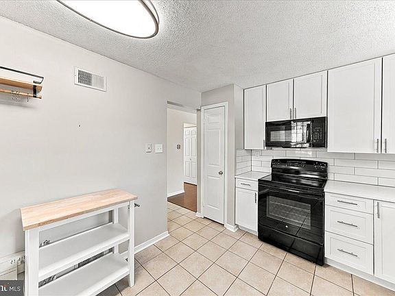 5th image of 40 Witherspoon Ct
