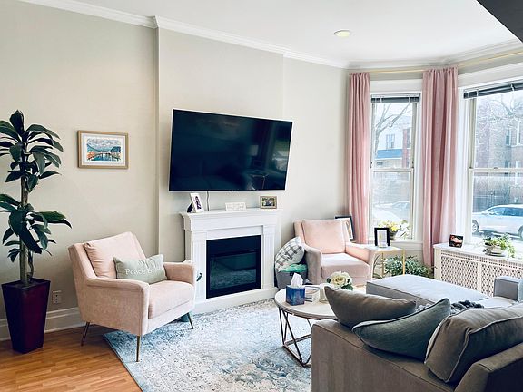 3rd image of 1644 W Farragut Ave #1
