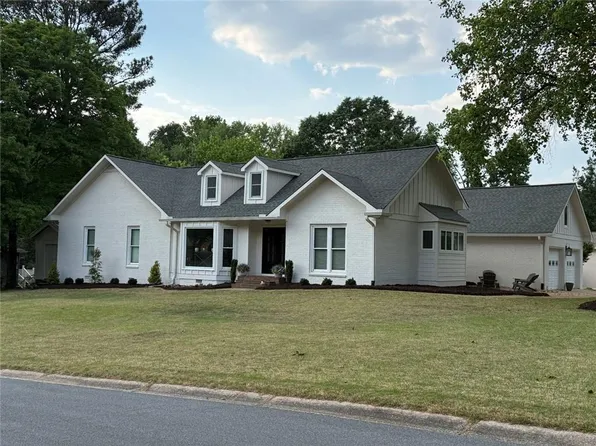 945 Hidden Hollow Dr, Marietta, GA 30068