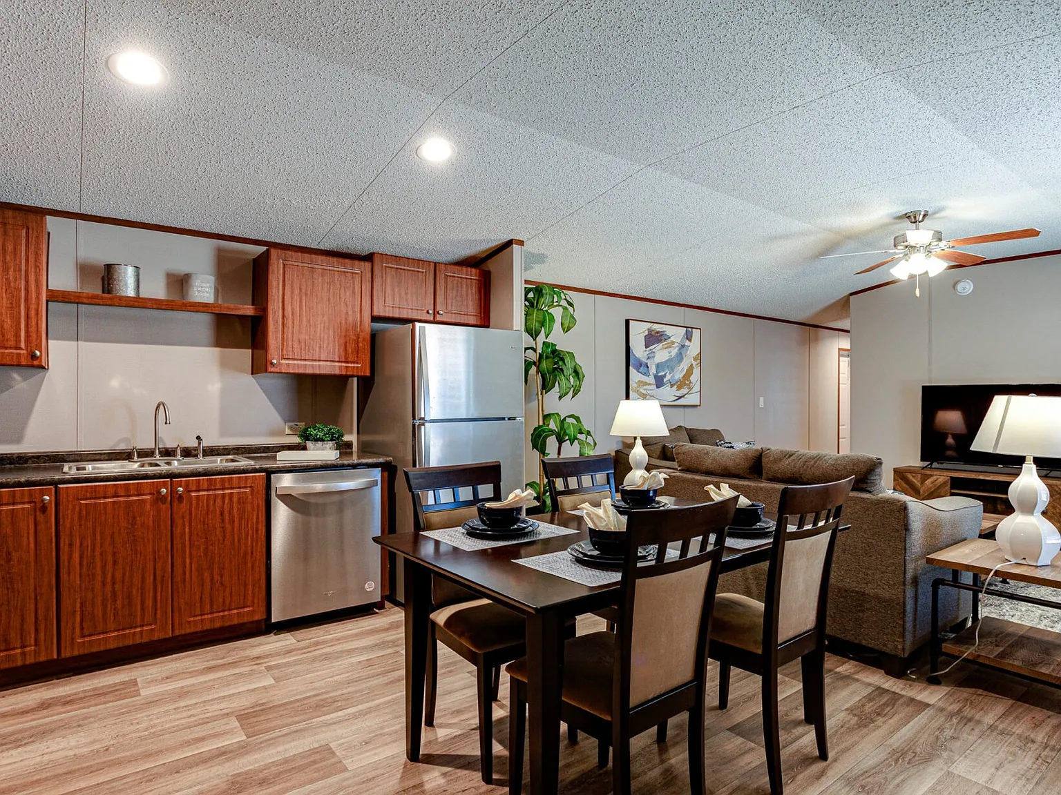 3 bed, 942 sqft, $1,000 — Photo 2