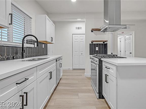 3rd image of 1660 Capistrano Ave