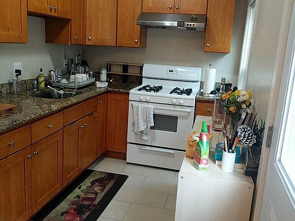 3rd image of 831 Hopkins Ave