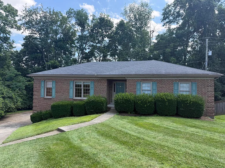1112 Pepperhill Cir — Photo 1