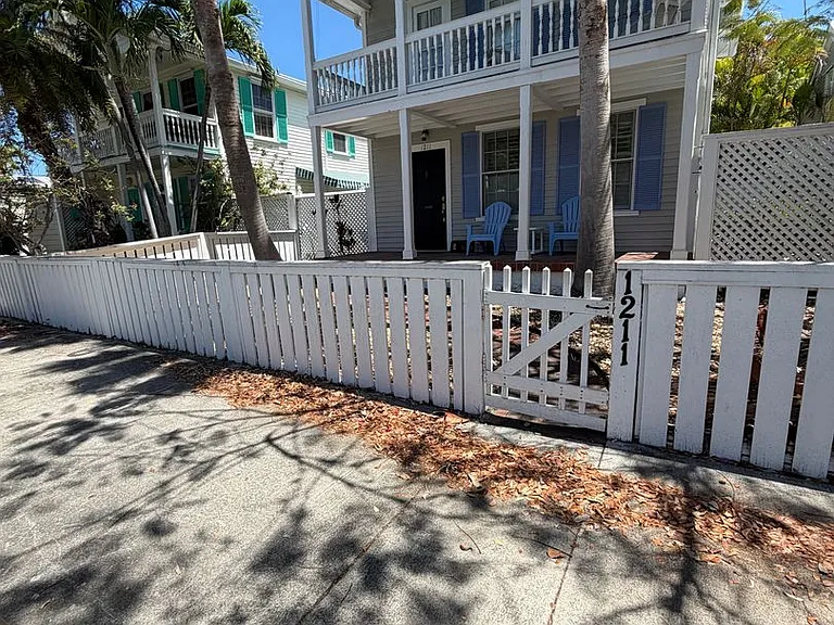 1211 Varela St — Photo 1