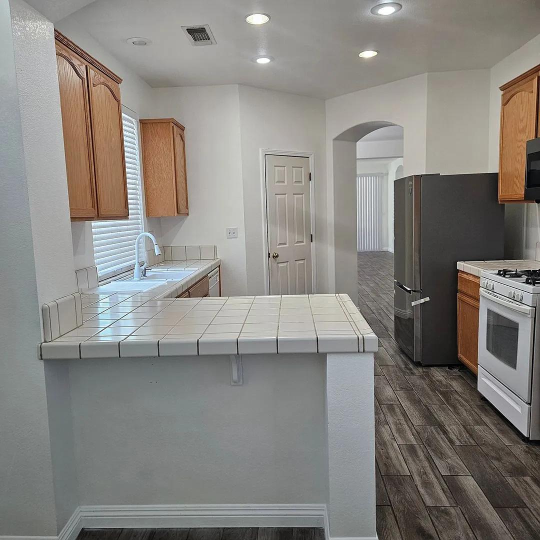 Spacious 4 bedroom home near River Oaks Golf Course — Photo 3