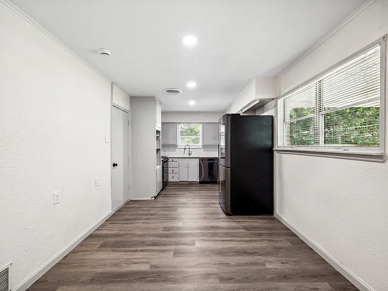 232 Hallmark Dr W — Photo 3