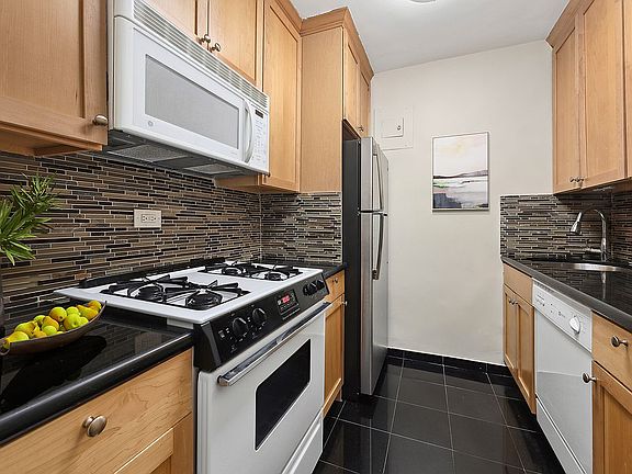 4th image of 401 E 65th St APT 4J