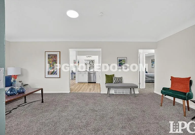 927 W Northgate Pkwy — Photo 4