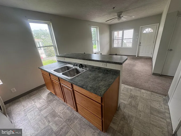 325 Plymouth Ave — Photo 2