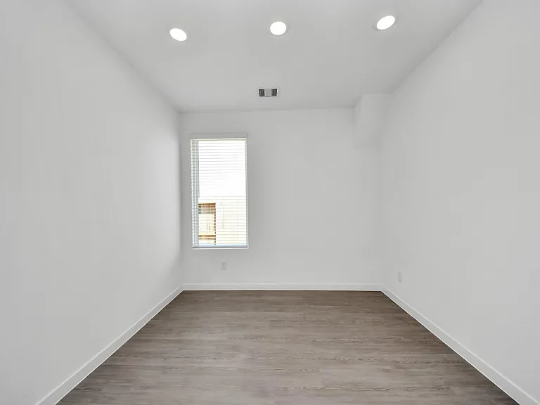 29515 Pondview Dr — Photo 22