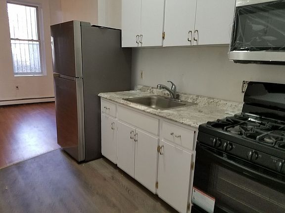 3rd image of 737 Macdonough St APT 1L