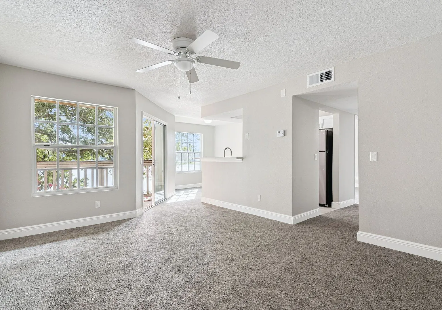 1 BR / 1 BA Condo In Tradewinds — Photo 2