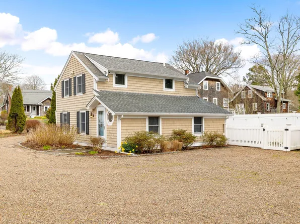 39 Oakwood Avenue, Falmouth, MA 02540