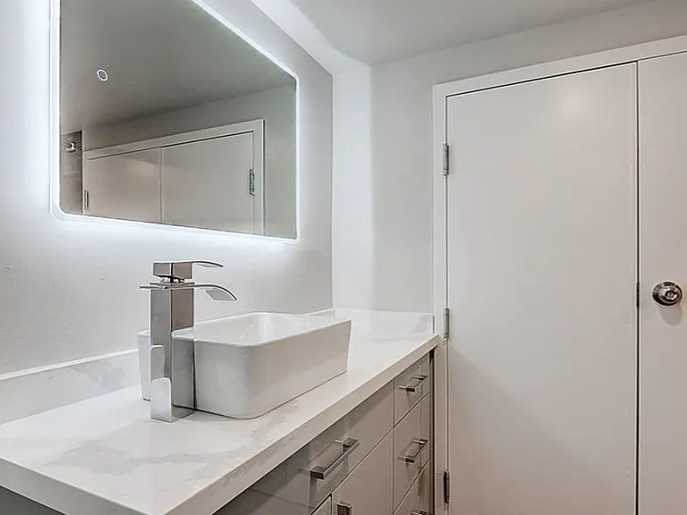 454 Markham St #LOWER — Photo 14