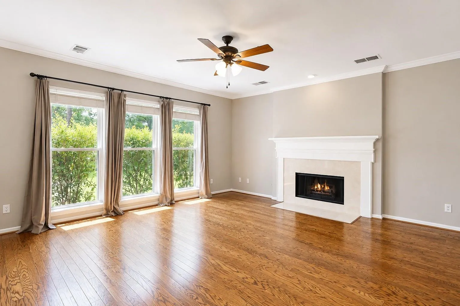 4 bed, 2.5 bath, 2555 sqft, $3,400 — Photo 3