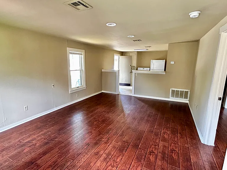 723 Jenkins Ave — Photo 2
