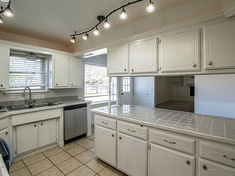224 S Bouziden Dr — Photo 10