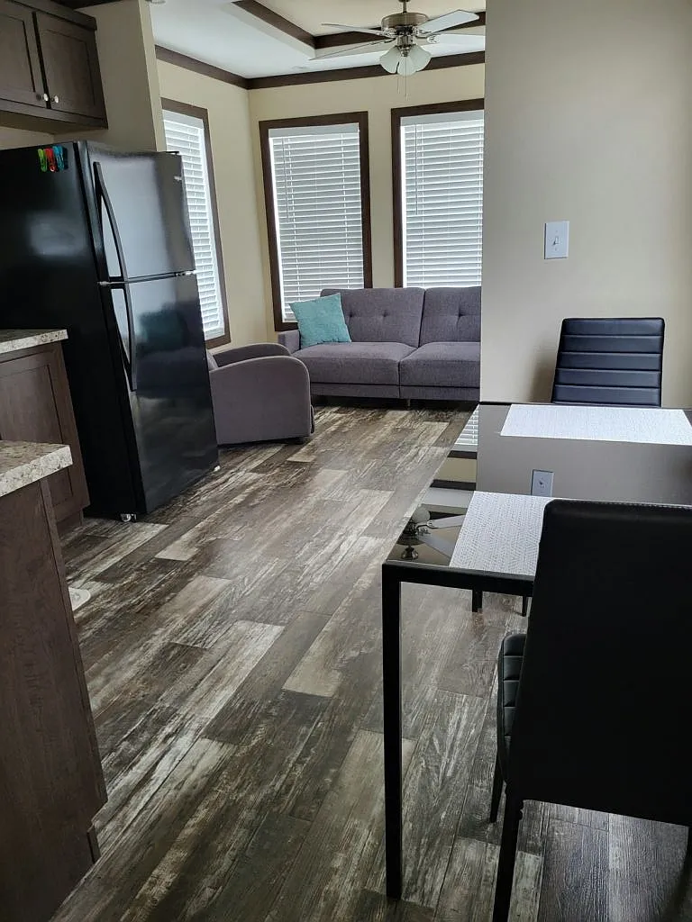 1 bed, 1.0 bath, 385 sqft, $1,300 — Photo 4
