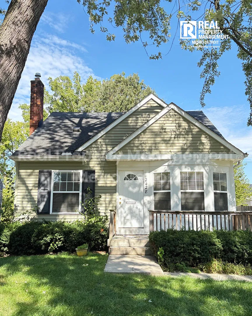 3-Bedroom Berkley Home with Upstairs Primary Suite & Fenced Yard — Photo 1