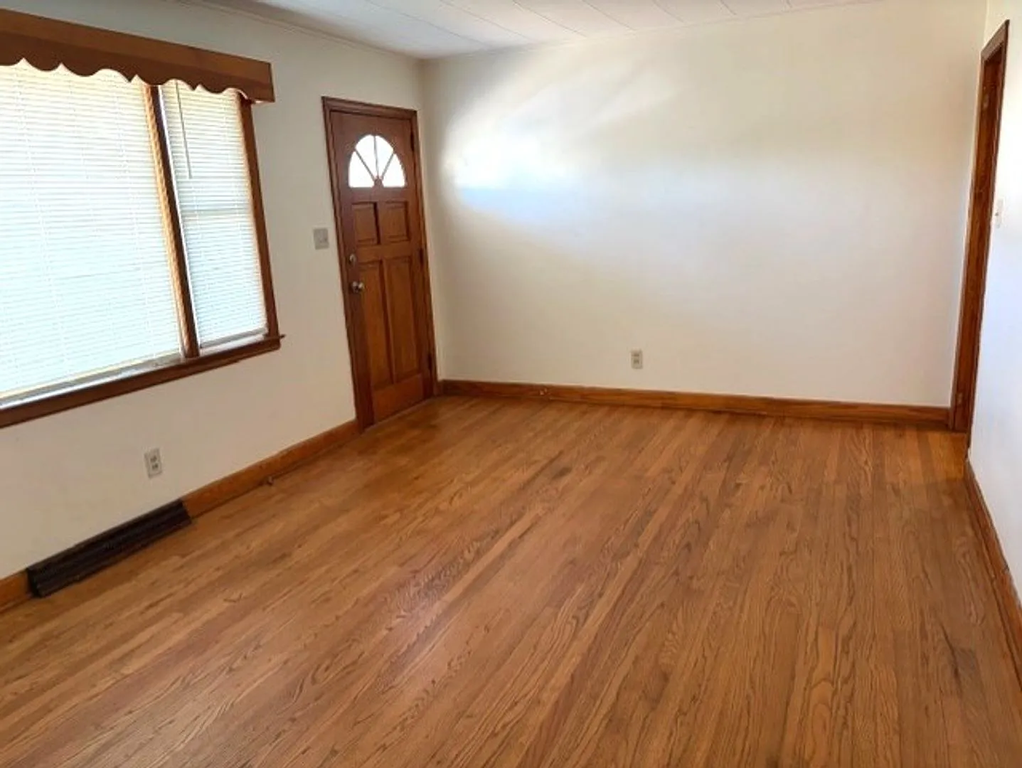 ~~ Cute 2-bedroom Brick Ranch located in Elon ~~ — Photo 2