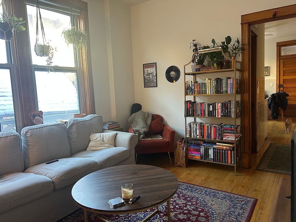 1st image of 851 N Hoyne Ave APT 2R