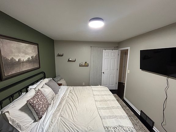 Second bedroom with closet and smart tv. Queen size bed.