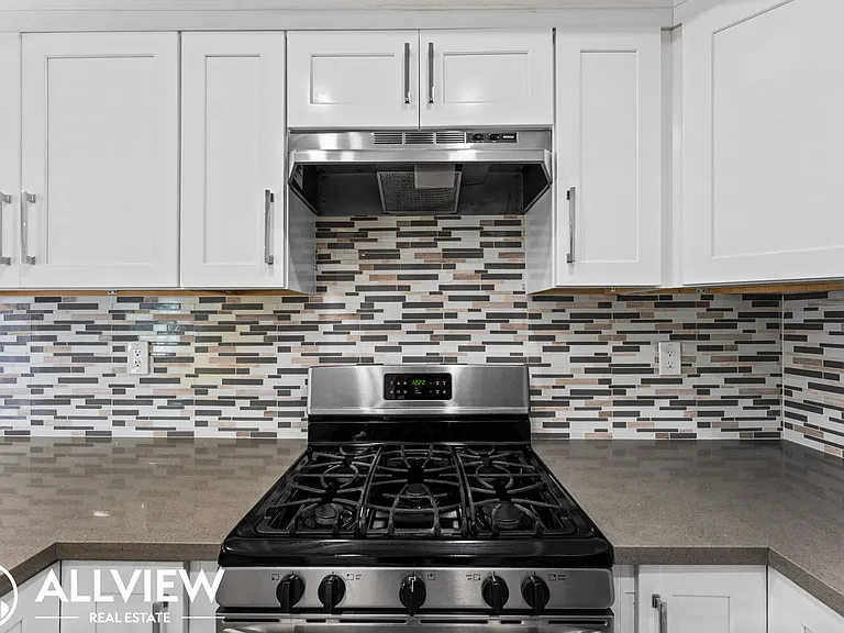 2418 Huntington Street — Photo 9