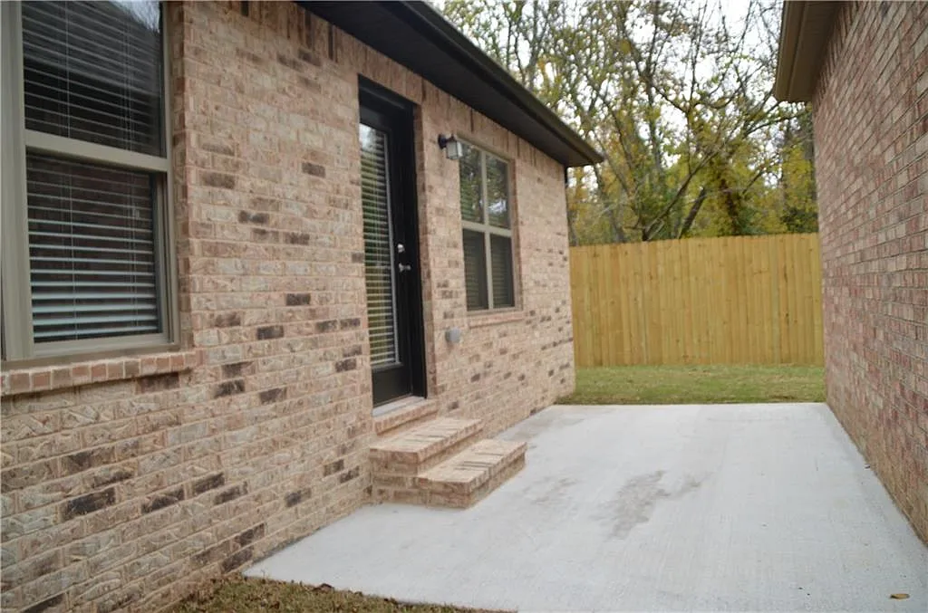 3 bed, 2.5 bath, 1800 sqft, $2,150 — Photo 4
