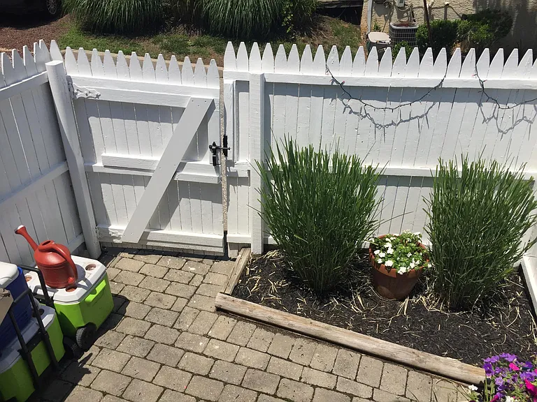 208 Ford St — Photo 22