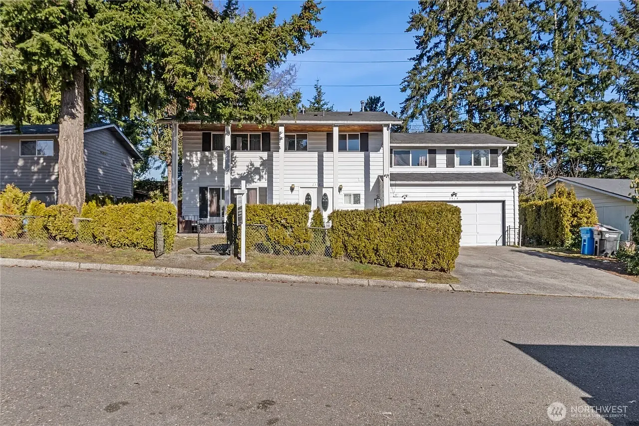 8 bed, 2880 sqft, $900 — Photo 1