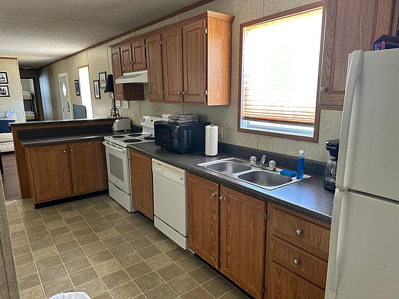 Full kitchen, fully furnished.