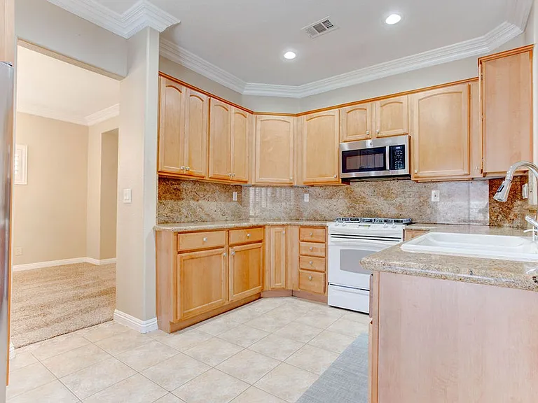 809 Royal Birch Ln — Photo 15