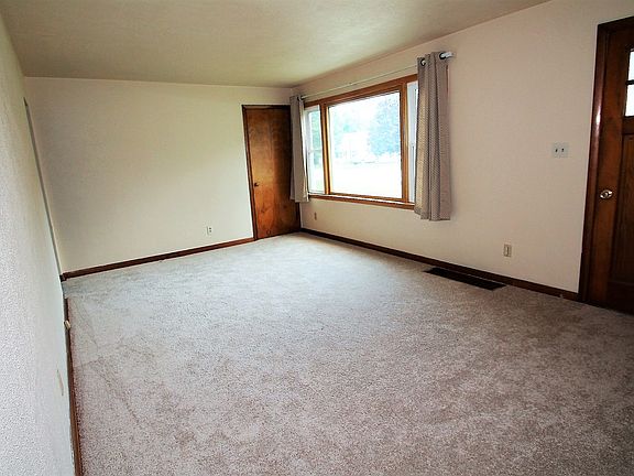 4th image of 221 Theodore St