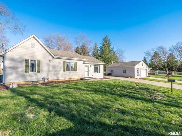159 S Cedar St, Farmington, IL 61531