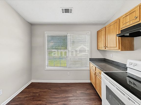 4th image of 456 Evergreen Way