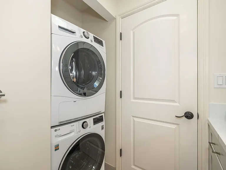 1009 S Norfolk St — Photo 23
