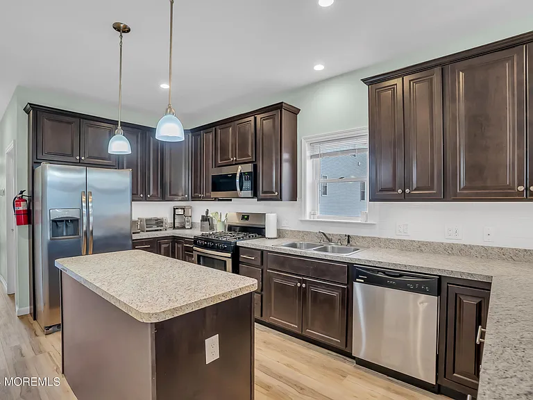 329 Franklin Ave — Photo 7