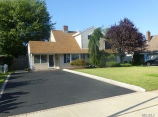 79 Twin Ln N, Wantagh, NY 11793