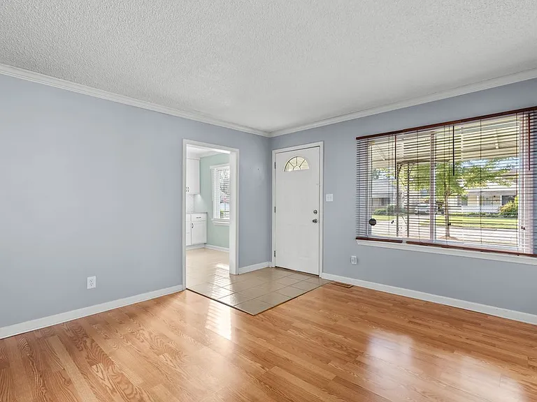 2215 Rowland Ave — Photo 13