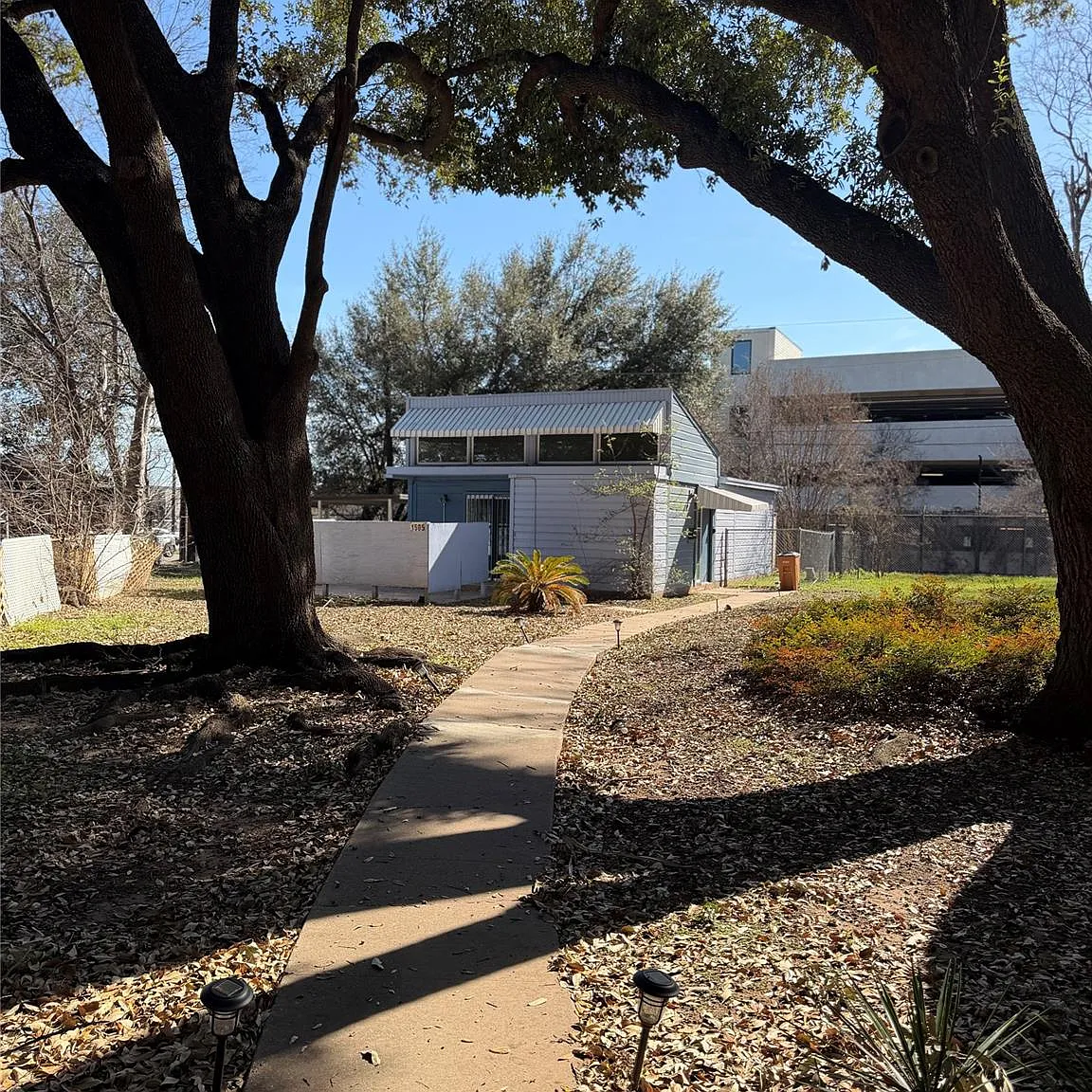 2 bed, 1.0 bath, 735 sqft, $2,250 — Photo 2