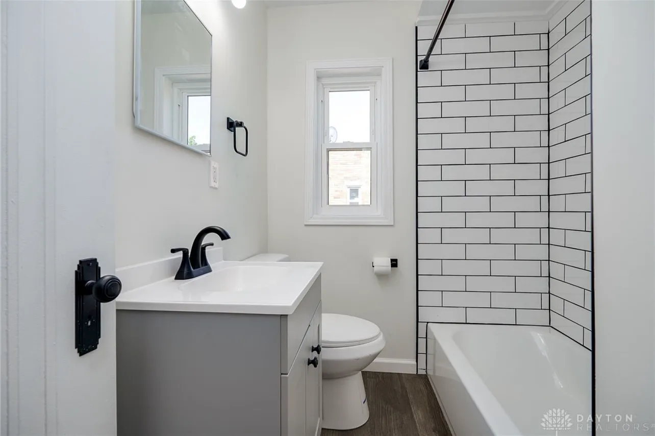 2 bed, 819 sqft, $1,300 — Photo 3