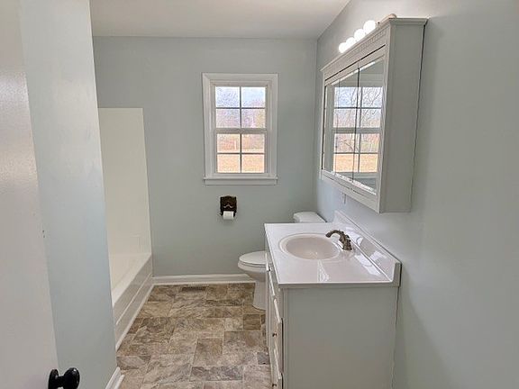 4th image of 370 Tanglewood Trl