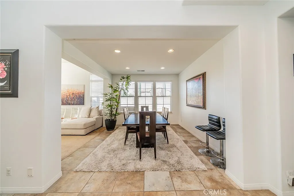 4 bed, 3.5 bath, 3119 sqft, $4,000 — Photo 2