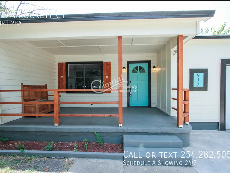917 Crockett Ct — Photo 2