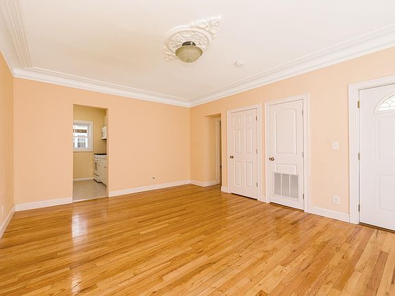 3rd image of 123 Hempstead Ave Floor 1