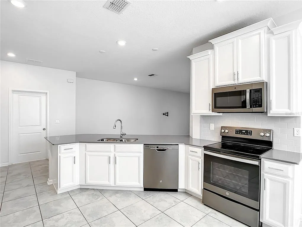 3 bed, 2.0 bath, 2110 sqft, $2,400 — Photo 3