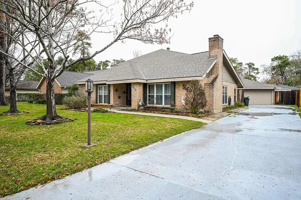 Building Photo - 19414 Dianeshire Dr N